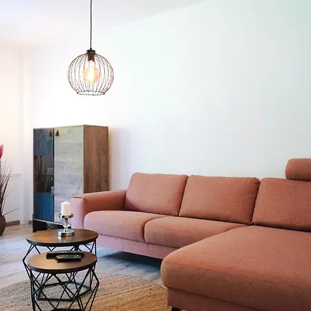 Lägenhet Schoenes Mit Garten- Loggia- Parkplatz- Waschmaschine